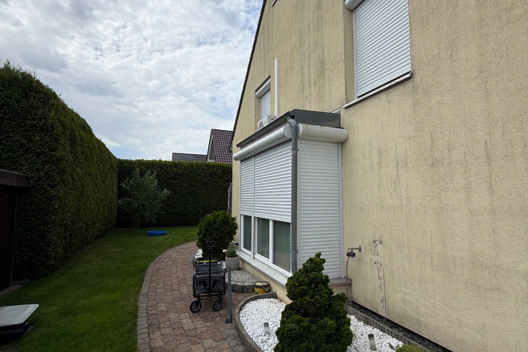 Gebäudeaußenaufnahme während einer Immobilienbewertung